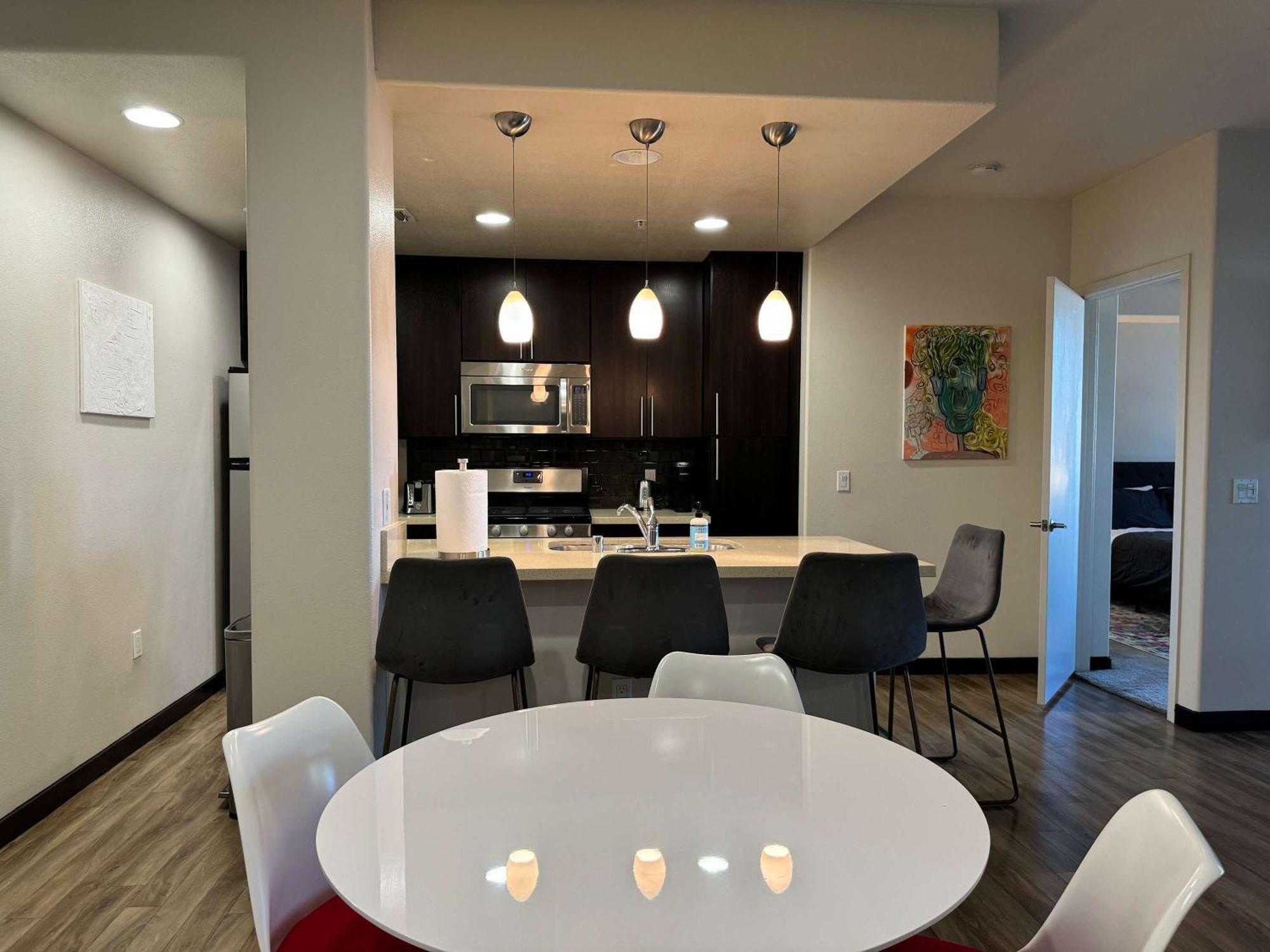 2br Weho Mid Century Lux Apartment *